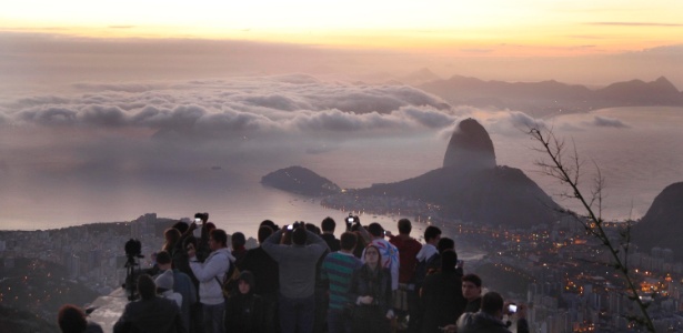 Peregrinos tiram fotos no Cristo Redentor, no Rio de Janeiro, na manhã deste domingo (28) - Marco Antônio Teixeira/UOL