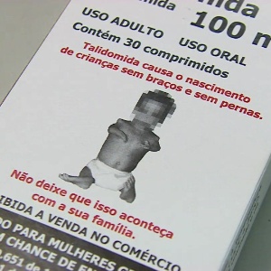 Caixa do remédio talidomida traz alertas, como uma imagem de um bebê nascido com deficiências - BBC