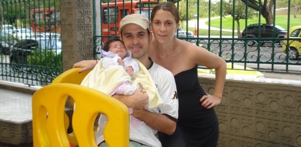 Músico Pedro Pessoa,  34, segura o bebê Francisco Durante Pinto, ao lado da mãe da criança, a tradutora Lucila Duran, 32 - Arquivo Pessoal