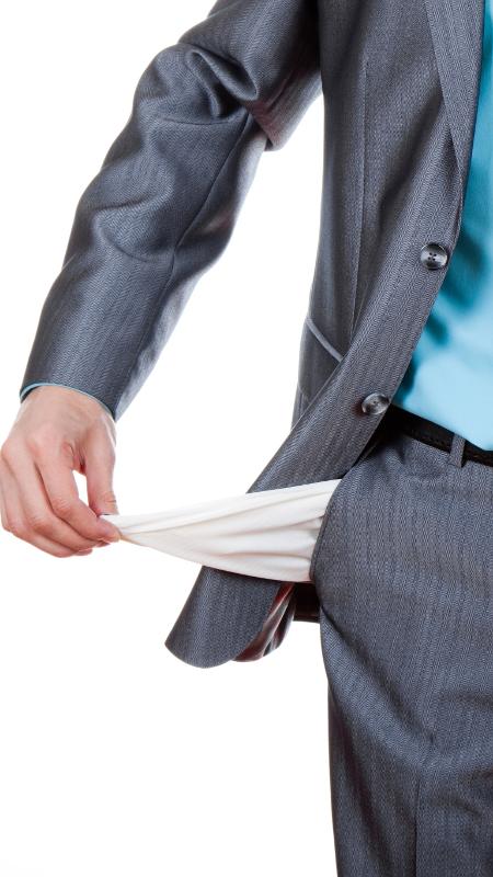 Dívida, endividamento, bolso furado, homem endividado, finanças pessoais - Shutterstock