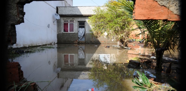 Casas ficam destruídas após o rompimento da adutora no bairro de Campo Grande, zona oeste do Rio - Tânia Rêgo/Agência Brasil 