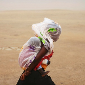 Mulher carrega bebê em Timbuktu, no Mali - 30.jul.2013 - Joe Penney/Reuters