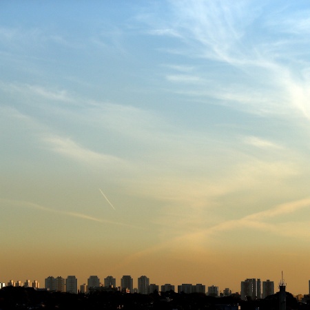 30.jul.2013 - São Paulo tem céu claro e uma camada escura de poluição cobrindo a cidade nesta terça-feira (30), devido ao clima seco. O registro foi feito na zona sul da capital paulista