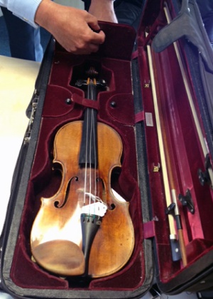 Violino Stradivarius, similar ao desta foto, é roubado nos Estados Unidos - British Transport Police/AFP