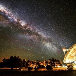 Via Láctea parece se alinhar com o telescópio do Observatório Parkes, na Austrália - Receiving the Galactic Beam/Wayne England