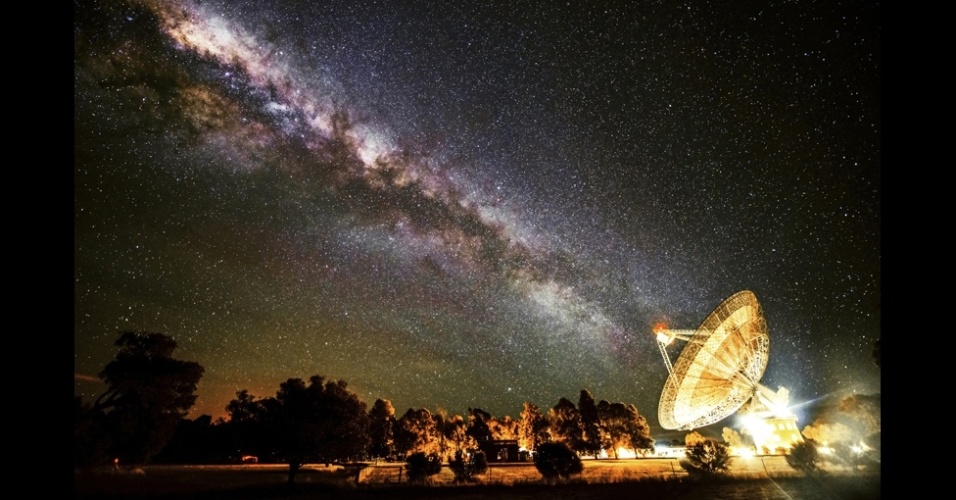 31.jul.2013 - Acima, o fotógrafo Wayne England conseguiu capturar um momento em que Via Láctea parece se alinhar com o telescópio do Observatório Parkes, na Austrália