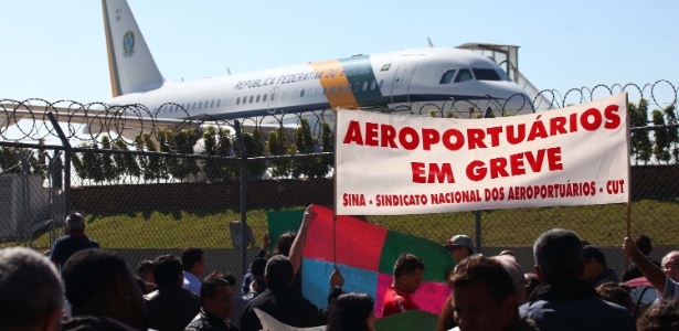 Aeroportuários em greve de 24 horas realizam protesto no momento da chegada da presidente Dilma Rousseff a São Paulo - Renato S. Cerqueira/Futura Press