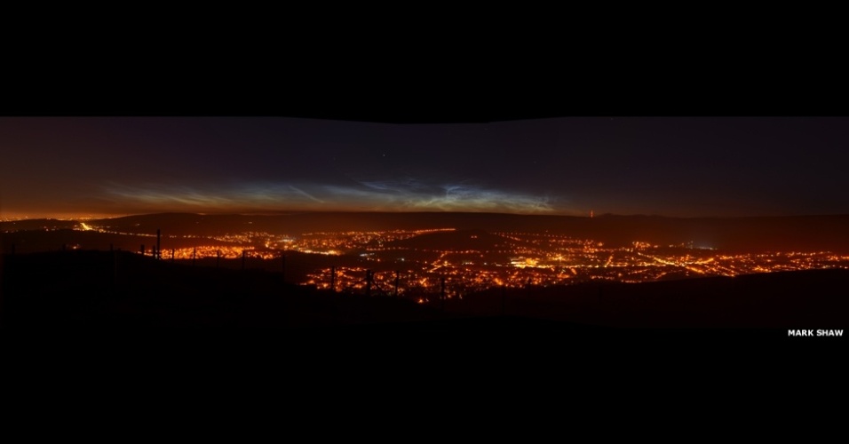 31.jul.2013 - Apesar das luzes da cidade, a imagem de Mark Shaw dá uma visão clara de nuvens em uma formação espetacular no norte da Inglaterra