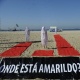 31.jul.2013 - Dez manequins cobertos por um tecido branco foram fincados na manhã desta quarta-feira (31) na praia de Copacabana, na zona sul do Rio de Janeiro. O ato simboliza aos dez desaparecimentos registrados pela Polícia Civil no Estado e que ainda estão sem solução. Um dos dez bonecos representava Amarildo. A manifestação silenciosa é da organização não-governamental Rio de Paz - Tânia Rêgo/ABr