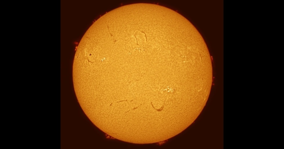 31.jul.2013 - Esta imagem do sol com filamentos escuros saindo da superfície e voltando novamente foi feita por Paul Haese