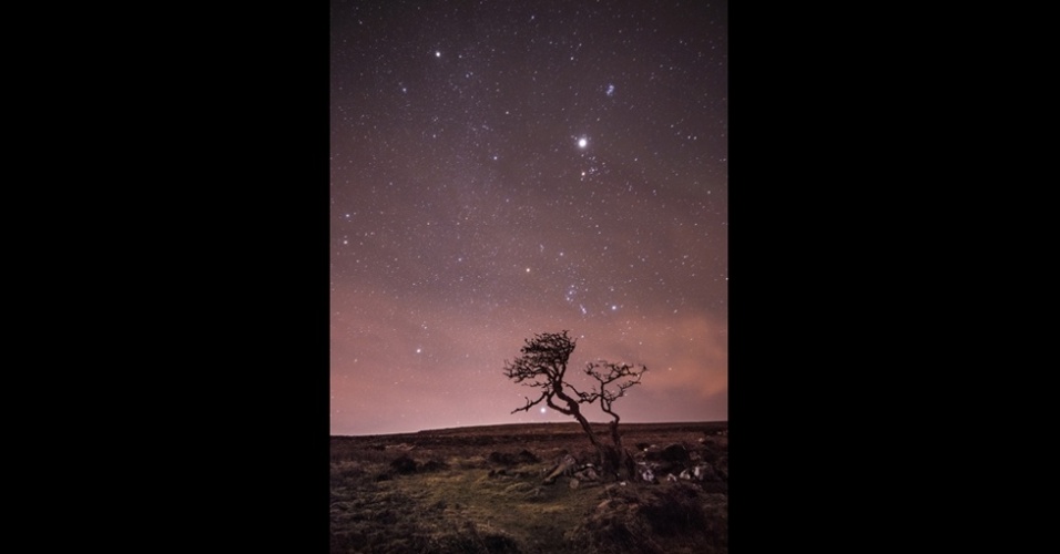 31.jul.2013 - Estrelas e constelações conhecidas formam uma linha que sobe na paisagem do Parque Nacional de Dartmoor, no sudoeste da Inglaterra, na foto de Anna Walls