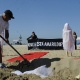 31.jul.2013 - Membros da organização não governamental Rio de Paz preparam manifestação silenciosa na praia de Copacabana, na zona sul do Rio de Janeiro. Dez manequins cobertos por um tecido branco foram fincados na areia, para simbolizar os dez desaparecimentos registrados pela Polícia Civil no Estado e que ainda estão sem solução. Um dos dez bonecos representava Amarildo - Tânia Rêgo/ABr