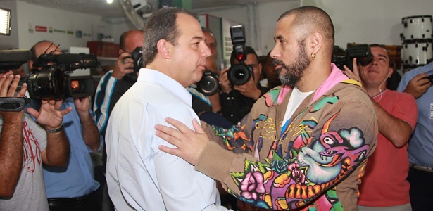 O governador Sérgio Cabral (PMDB) abraça o líder da ONG AfroReggae, José Júnior, no ato de reabertura da sede do grupo no Complexo do Alemão - Celso Barbosa/Futura Press