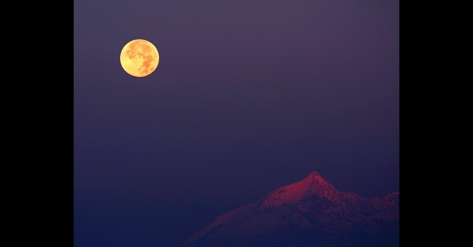 31.jul.2013 - Stefano De Rosa conseguiu capturar a lua nascendo, iluminando um horizonte coberto de neve nos Alpes