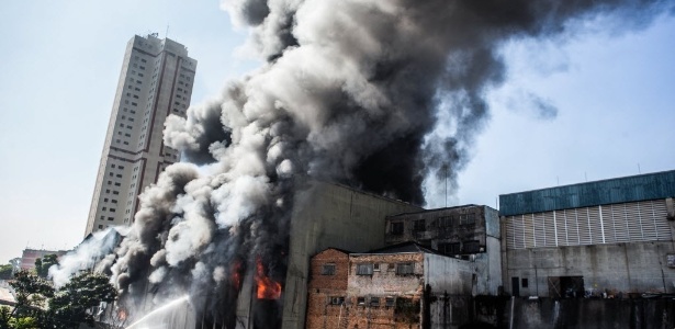 Um incêndio atingiu um prédio comercial na Mooca, zona leste de São Paulo, na avenida Paes de Barros - Danilo Verpa/Folhapress