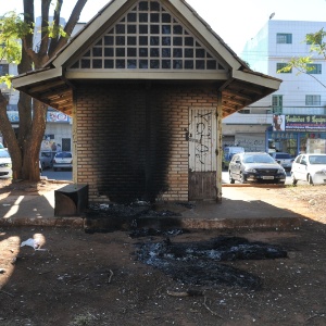 Praça onde o carroceiro e morador de rua Edvan Lima da Silva, 48, foi queimado na madrugada desta quinta-feira (1º), em Guará, região administrativa de Brasília - Marcelo Ferreira/D.A Press