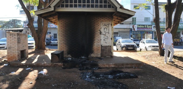 Praça onde o carroceiro e morador de rua Edvan Lima da Silva, 48, foi queimado na madrugada desta quinta-feira (1º) - Marcelo Ferreira/D.A Press