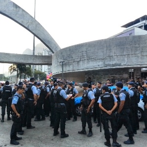 Polícia chega à Rocinha para reforçar a segurança na comunidade durante a manifestação contra o desaparecimento de Amarildo de Souza - Hanrrikson de Andrade/UOL