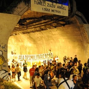 Na quinta-feira (1º) manifestantes protestaram pela desmilitarização e pelo desaparecimento do pedreiro Amarildo de Souza - Antonio Scorza/UOL