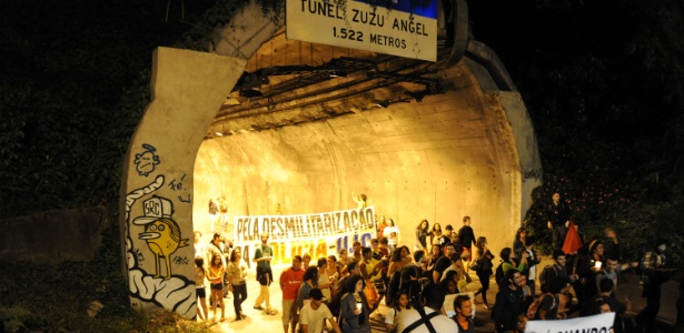 Na quinta-feira (1º), um protesto contra o desaparecimento do pedreiro Amarildo de Souza, 42, uniu moradores da favela da Rocinha, na zona sul, "black blocs" e integrantes de movimentos sociais - Antonio Scorza/UOL