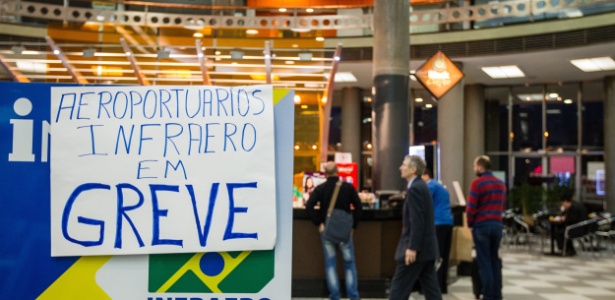Cartaz anuncia a greve no aeroporto de Congonhas, em São Paulo - Avener Prado/Folhapress