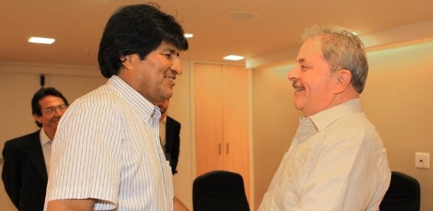 4.ago.2013 - O ex-presidente Luiz Inácio Lula da Silva cumprimenta o presidente boliviano, Evo Morales, em encontro em São Paulo - Heinrich Aikawa/Instituto Lula/Divulgação