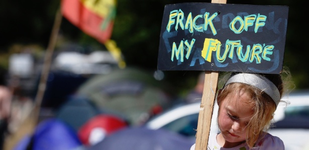 Uma jovem manifestante protesta contra o "fracking" no sul da Inglaterra - Luke MacGregor/Reuters