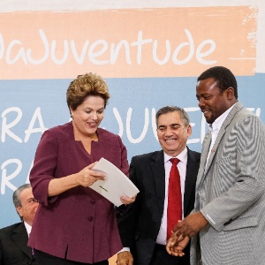A presidente Dilma Rousseff recebeu carta assinada por mais de 80 artistas que pedem o fortalecimento das políticas para combater a violência contra jovens negros - Roberto Stuckert Filho/PR