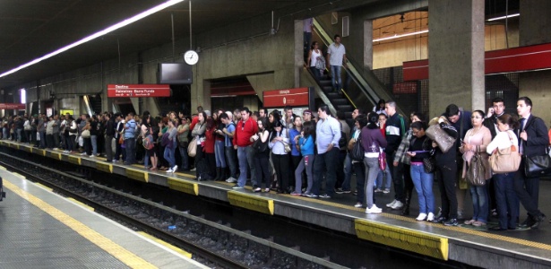 Movimentação de usuários na estação Tatuapé do metrô de SP é intensa após descarrilamento de trem - Evaldo Fortunato/Futura Press