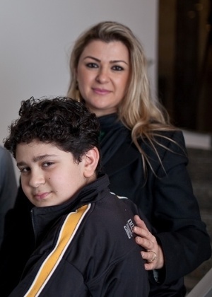 Glória Safaid Fares, 40, e o filho Tarek Fares, 11, que faz jejum durante o Ramadã, o mês sagrado para os muçulmanos, mesmo não sendo obrigado - Simon Plestenjak/UOL