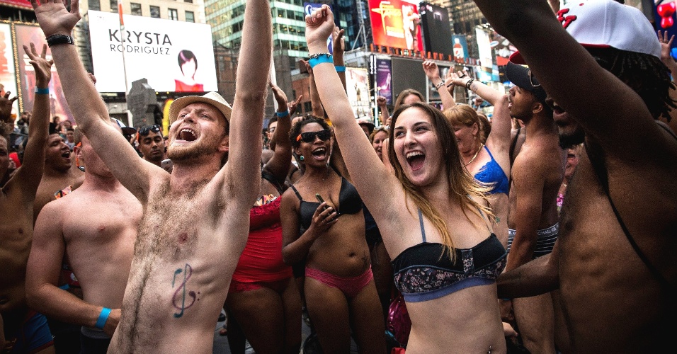 5.ago.2013 - Pessoas foram à Times Square, em Nova York, apenas íntimas de baixo para fazer uma performance de dança, nesta segunda-feira (5). A intenção era quebrar o recorde da maior concentração de pessoas usando roupas de baixo na Times Square e, assim, entrar para o Guinness Book