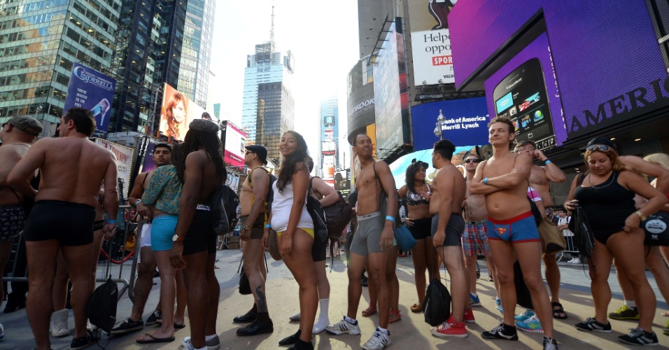 5.ago.2013 - Pessoas foram à Times Square, em Nova York, apenas íntimas de baixo para fazer uma performance de dança, nesta segunda-feira (5). A intenção era quebrar o recorde da maior concentração de pessoas usando roupas de baixo na Times Square e, assim, entrar para o Guinness Book