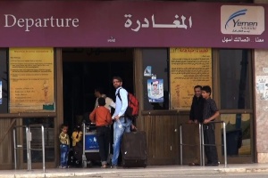 Passageiros embarcam no Aeroporto Internacional de Sanaa para deixarem o Iêmen, na terça-feira (6)