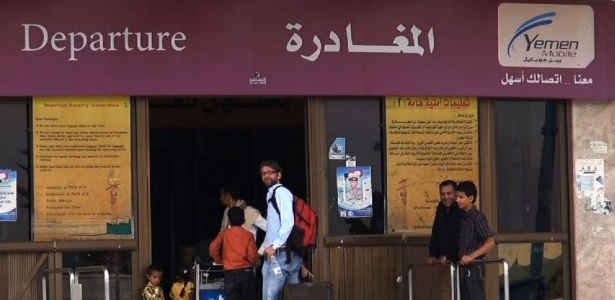 Turistas deixam Sanaa na terça (6), após os Estados Unidos emitirem alerta para americanos saírem do país devido a ameaça terrorista. Ao menos quatro supostos membros da Al Qaeda morreram em um ataque de drone (avião não tripulado) americano  - 6.ago.2013 - AFPTV/AFP