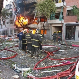  Bombeiros trabalham para apagar um incêndio em um edifício de dez andares, iniciado logo após uma explosão causada por um vazamento de gás - Carlos Carrión/EFE