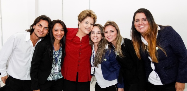 7.ago.2013 - A presidente Dilma Rousseff tira foto com alunos da Universidade Federal de Alfenas (Unifal)  - Presidência da República/Divulgação