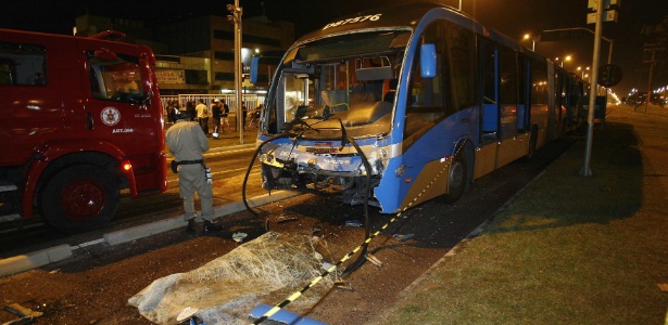 Um engavetamento envolvendo três ônibus do sistema BRT Transoeste deixou 27 pessoas feridas no final da noite desta terça-feira (6), segundo a Secretaria Municipal de Saúde - Alexandre Brum/Agência O Dia/Estadão Conteúdo