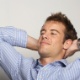 Homem relaxa, homem pensando, jovem, descansando - Thinkstock
