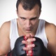 Homem se prepara para desafio, treino, boxe - Thinkstock