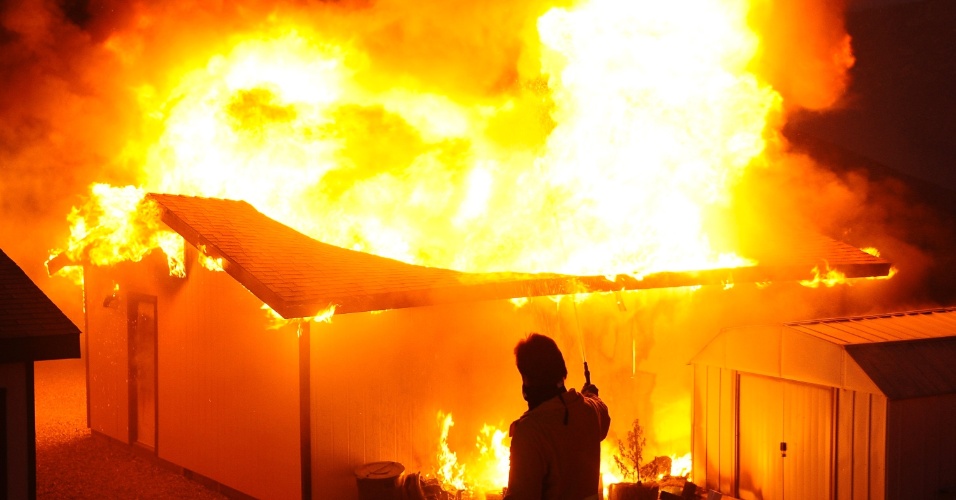 8.ago.2013 - Bombeiro tenta conter fogo de incêndio florestal de grandes proporções que atinge área de 5.000 hectares de terra perto de Banning, a 90 km de Los Angeles, na Califórnia (EUA), na madrugada desta quinta-feira (8)