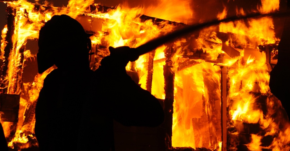 8.ago.2013 - Bombeiro tenta conter fogo de incêndio florestal de grandes proporções que atinge área de 5.000 hectares de terra perto de Banning, a 90 km de Los Angeles, na Califórnia (EUA), na madrugada desta quinta-feira (8)