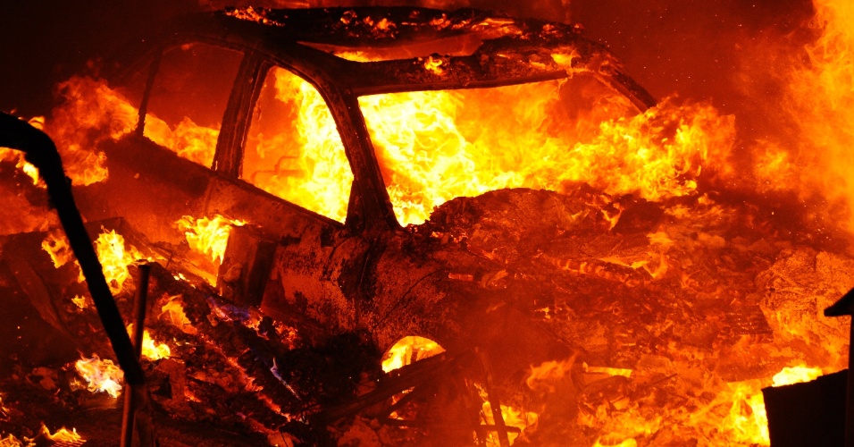 8.ago.2013 - Carro queima durante incêndio florestal de grandes proporções que atinge área de 5.000 hectares de terra perto de Banning, a 90 km de Los Angeles, na Califórnia (EUA), na madrugada desta quinta-feira (8)