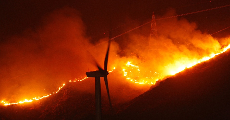 8.ago.2013 - Fogo atinge área próxima a parque de produção de energia eólica durante incêndio florestal de grandes proporções que atinge área de 5.000 hectares de terra perto de Banning, a 90 km de Los Angeles, na Califórnia (EUA), na madrugada desta quinta-feira (8)