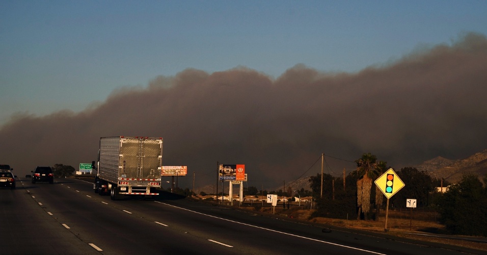 8.ago.2013 - Fumaça sobe perto de estrada interestadual durante incêndio florestal de grandes proporções que atinge área de 5.000 hectares de terra perto de Banning, a 90 km de Los Angeles, na Califórnia (EUA), na madrugada desta quinta-feira (8)
