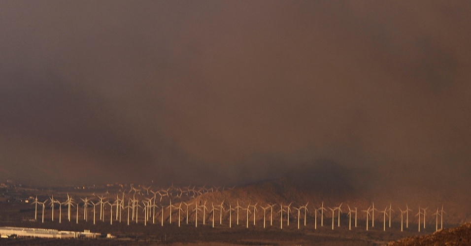 8.ago.2013 - Fumaça sobe perto de parque de produção de energia eólica durante incêndio florestal de grandes proporções que atinge área de 5.000 hectares de terra perto de Banning, a 90 km de Los Angeles, na Califórnia (EUA), na madrugada desta quinta-feira (8)