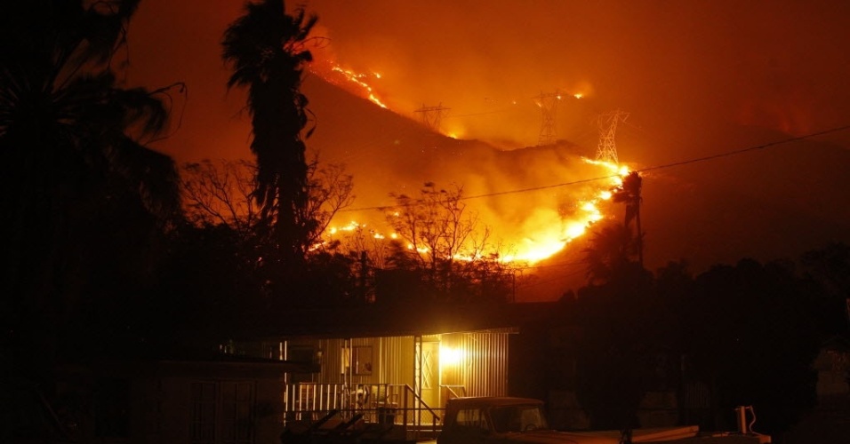8.ago.2013 - Incêndio florestal de grandes proporções atinge área de 5.000 hectares de terra perto de Banning, a 90 km de Los Angeles, na Califórnia (EUA), na madrugada desta quinta-feira (8)