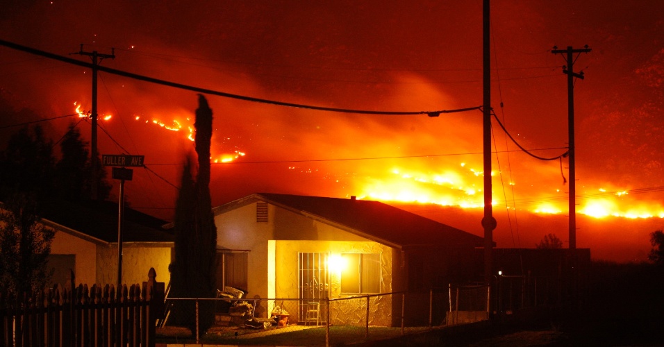 8.ago.2013 - Incêndio florestal de grandes proporções atinge área de 5.000 hectares de terra perto de Banning, a 90 km de Los Angeles, na Califórnia (EUA), na madrugada desta quinta-feira (8)