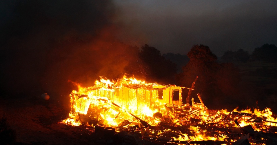 8.ago.2013 - Incêndio florestal de grandes proporções destrói casa na estrada Twin Pines, perto de Banning, na Califórnia (EUA)