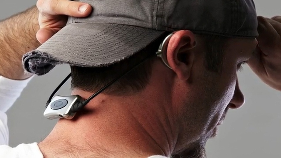 8.ago.2013 - Quem se sente desconfortável em usar fones que tampam o ouvido vai achar o Sound Band ''o invento do século''. São fones que deixam os canais auditivos livres e são presos na parte de trás da orelha. Eles podem ser conectados a dispositivos via Bluetooth e só reproduzem som em contato com uma superfície. O projeto já conseguiu financiamento coletivo para ser produzido. No entanto, o preço do gadget nem sua data de lançamento foram anunciados