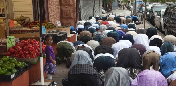 Muçulmanos fazem oração do lado de fora de mesquita no Brooklyn, em Nova York - Stephanie Keith/Reuters